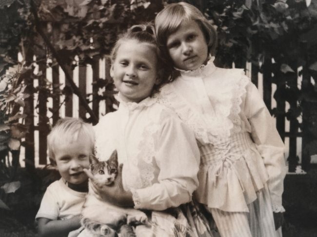 اعتبروهم شياطين محملين بالخطيئة.. ما هو التاريخ العالمي للطفولة، وكيف تأثرت بالأديان والحضارات؟