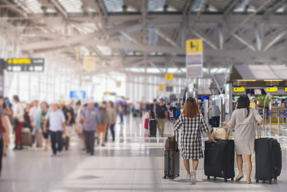 ليس المطار أبداً مكاناً مناسباً للرومانسية/ Shutterstock