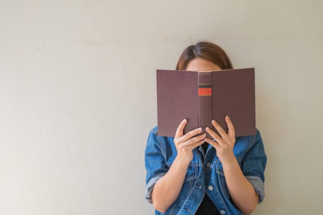 تحديات القراءة.. هل تبتذل قيمة المعرفة وتقلل من قيمتها، أم تزيد الحماس لها؟