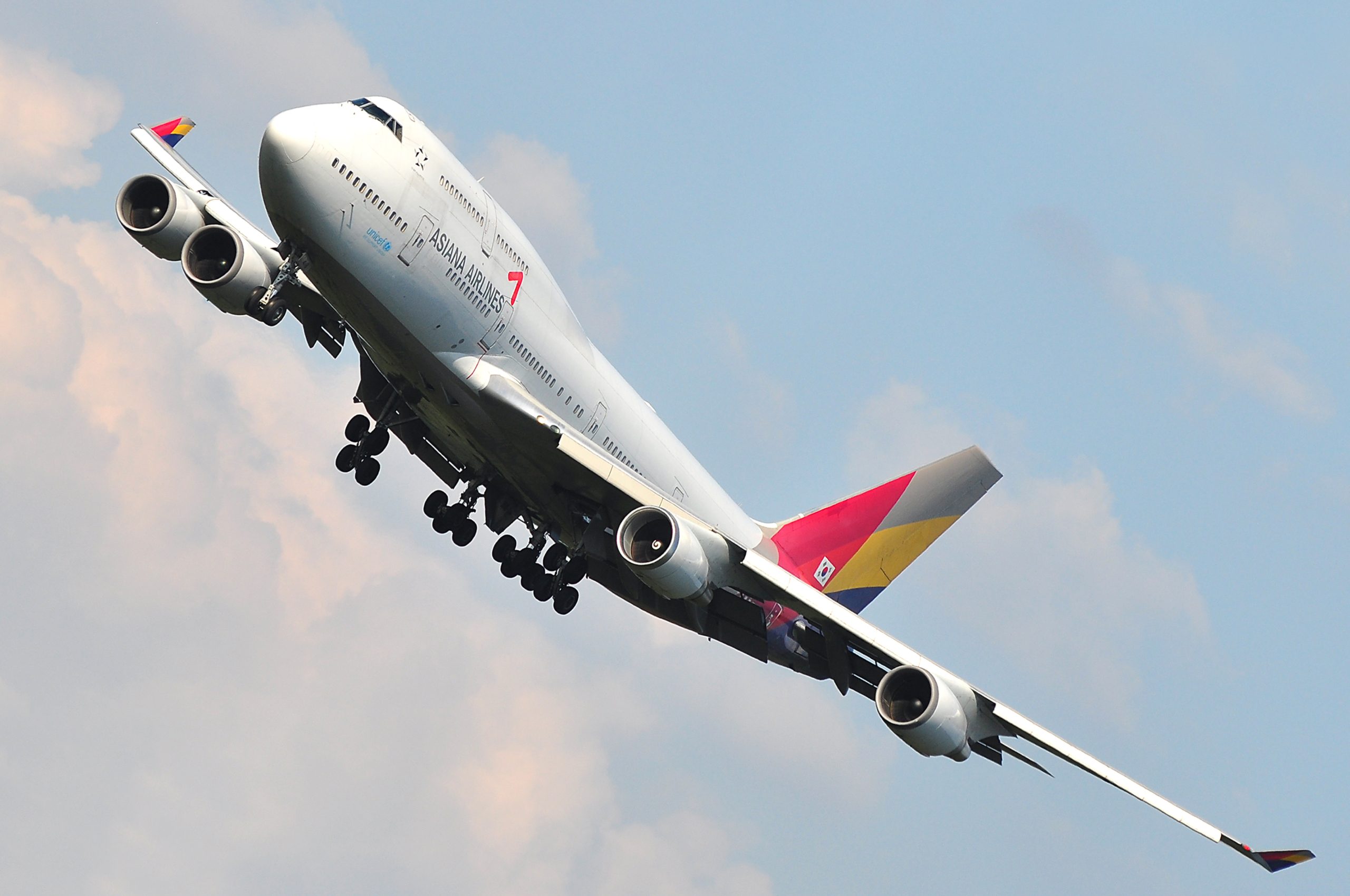 طائرة آسيانا المطبات الهوائية