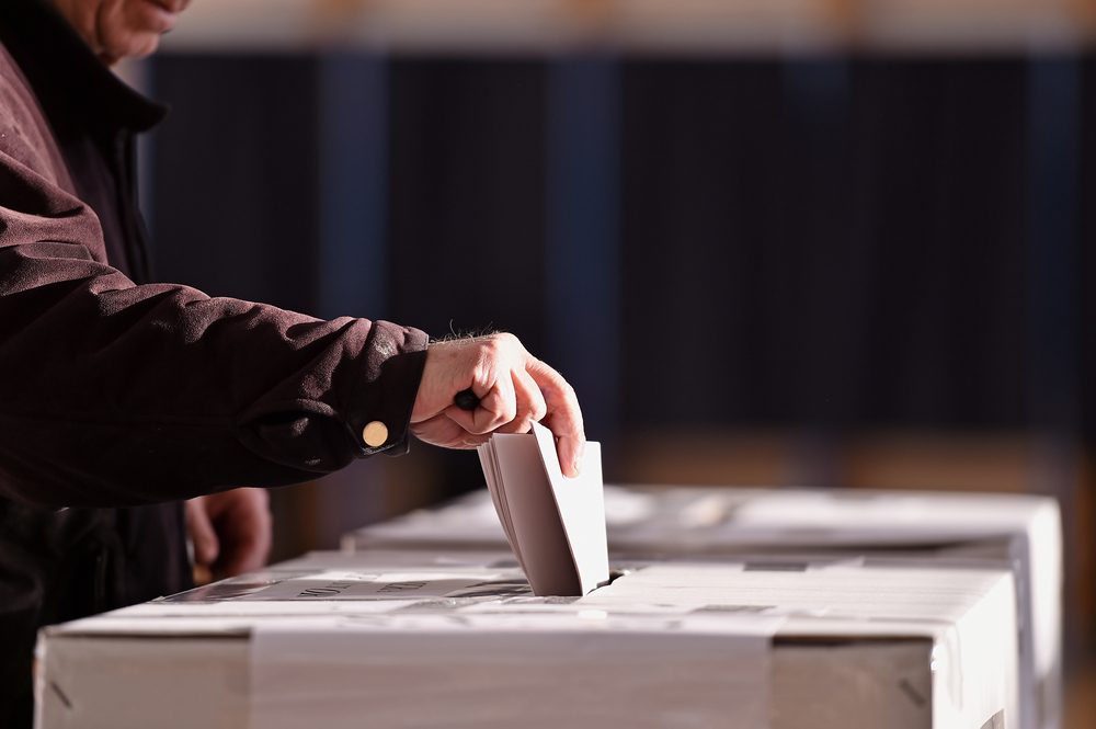 في الغالبية العظمى من دول العالم يتم الاقتراع عبر الصناديق والبطاقات - ShutterStock