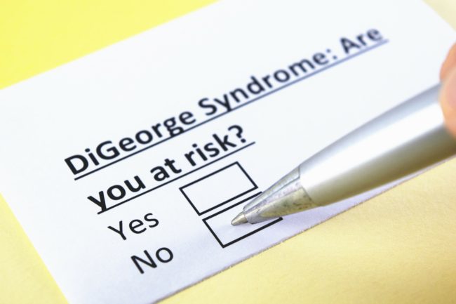 تتسبب في مشكلات بالتعلم وتأخر المشي والكلام.. ما “متلازمة دي جورج”، وما أعراضها وأسبابها؟