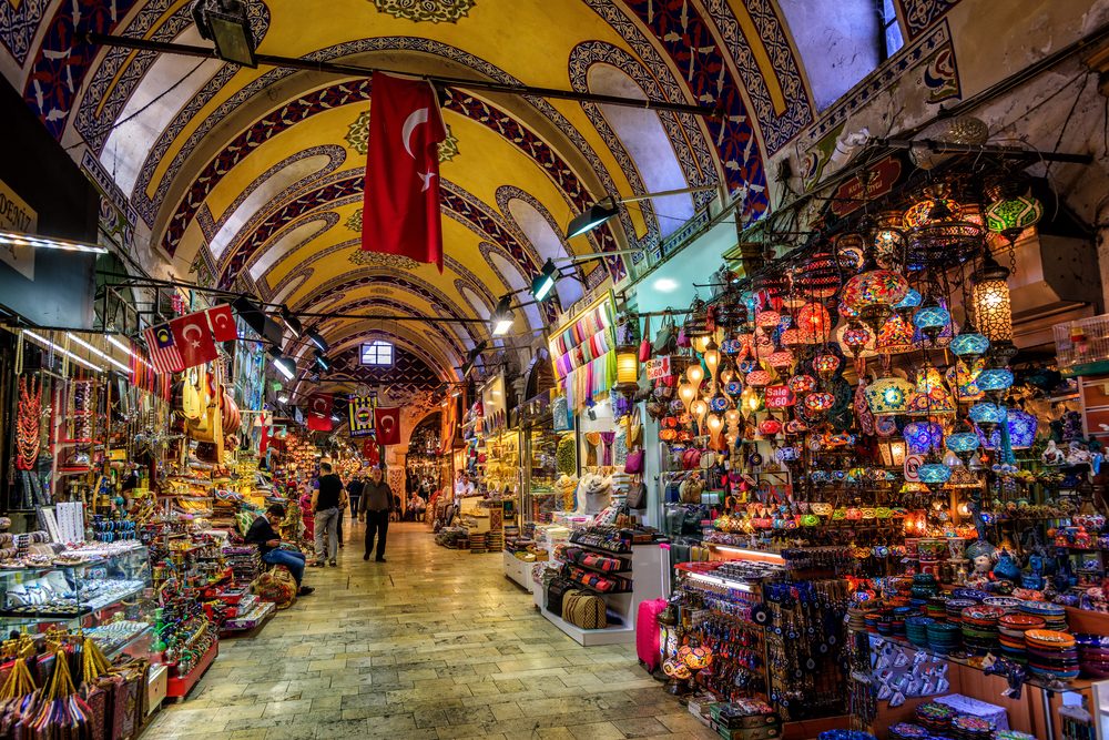 يحتوي الغراند بازار على آلاف المتاجر الصغيرة - ShutterStock