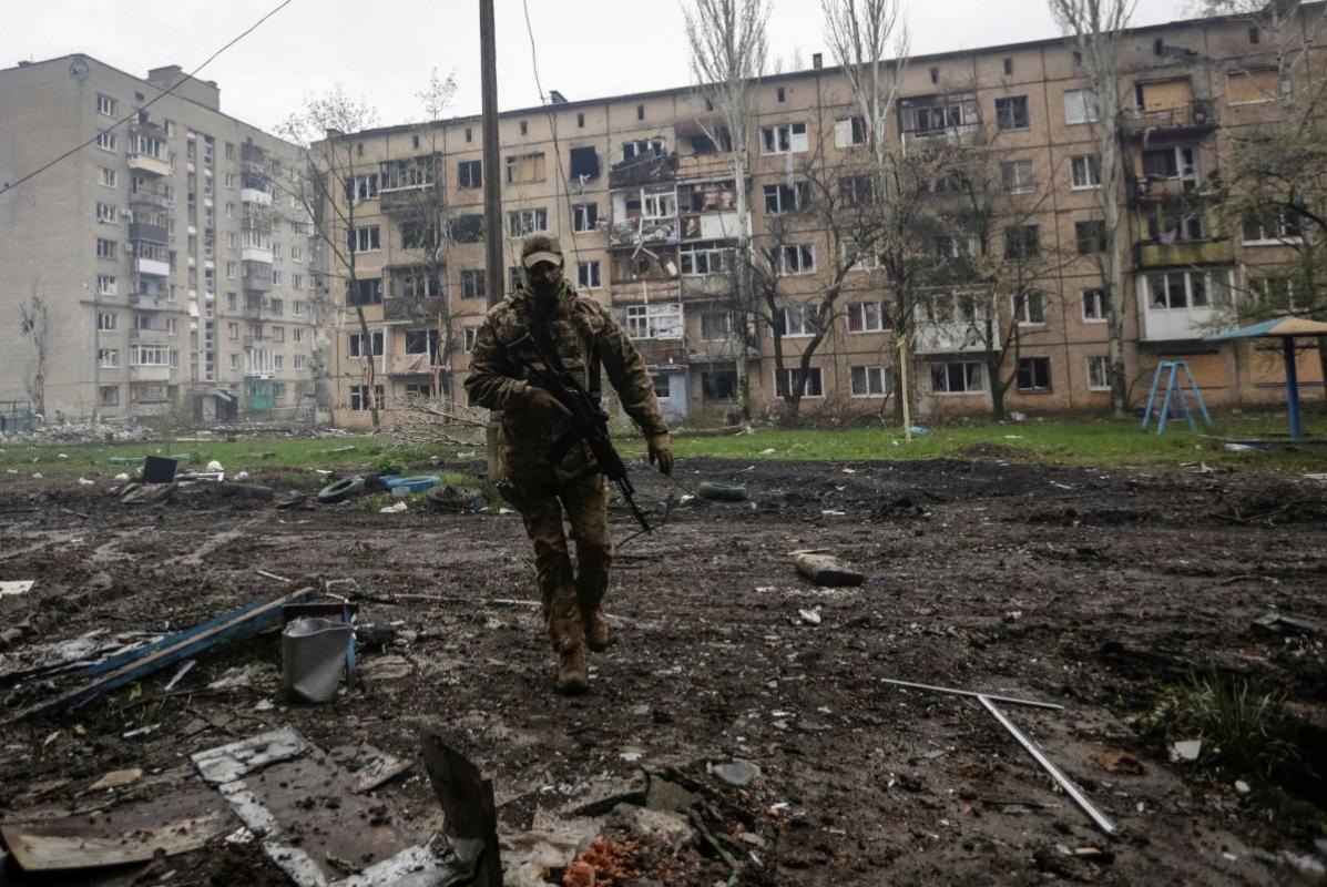 فيديو لجندي روسي يتوسّل لمسيّرة أوكرانية بباخموت.. عرض عليهم الاستسلام مقابل عدم قصفه