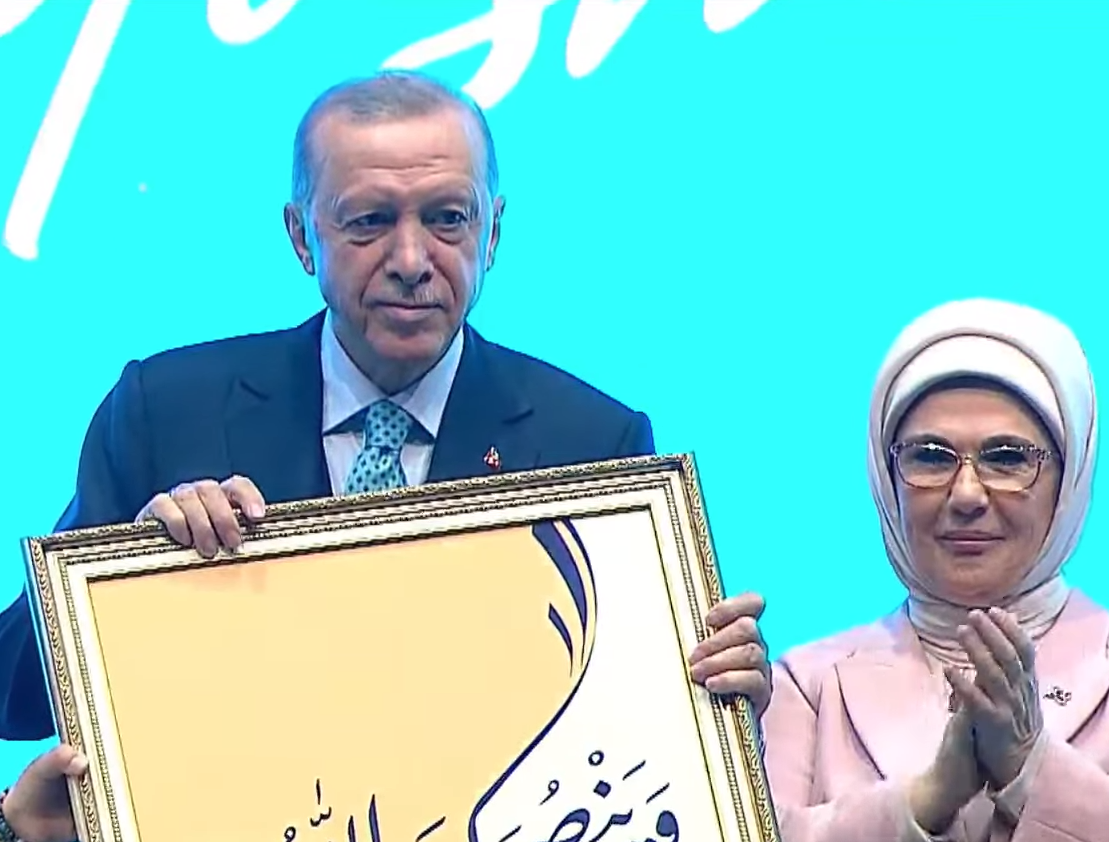 “وينصرك الله نصراً عزيزاً”! شاب يهدي أردوغان لوحة خطّ عليها آية من سورة الفتح