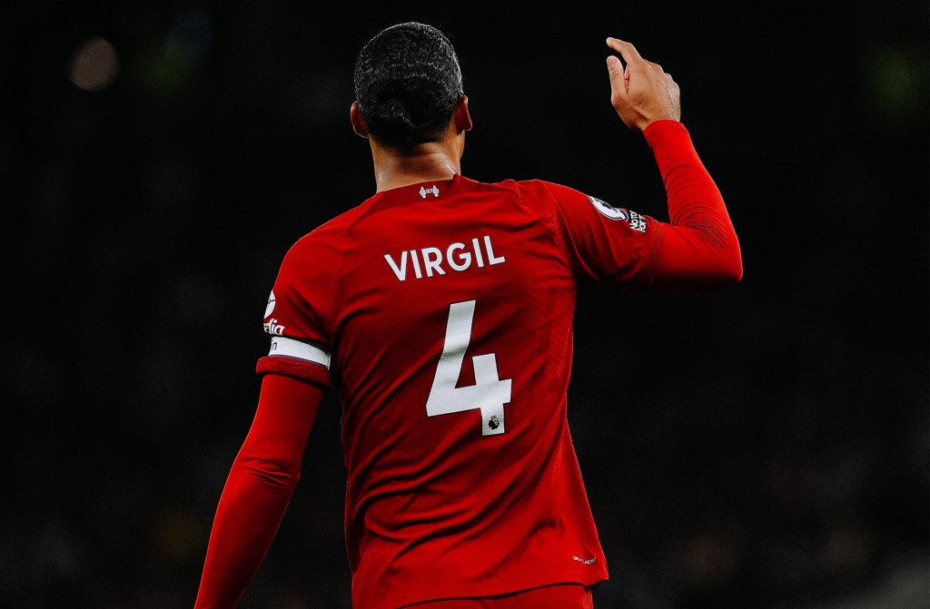 لاعبون يرفضون وضع أسماء عائلاتهم على قمصانهم (موقع ليفربول)