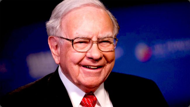 من بائع علكة إلى خامس أغنى رجل في العالم! هكذا يعلّمنا وارن بافيت درساً في صناعة الثروة