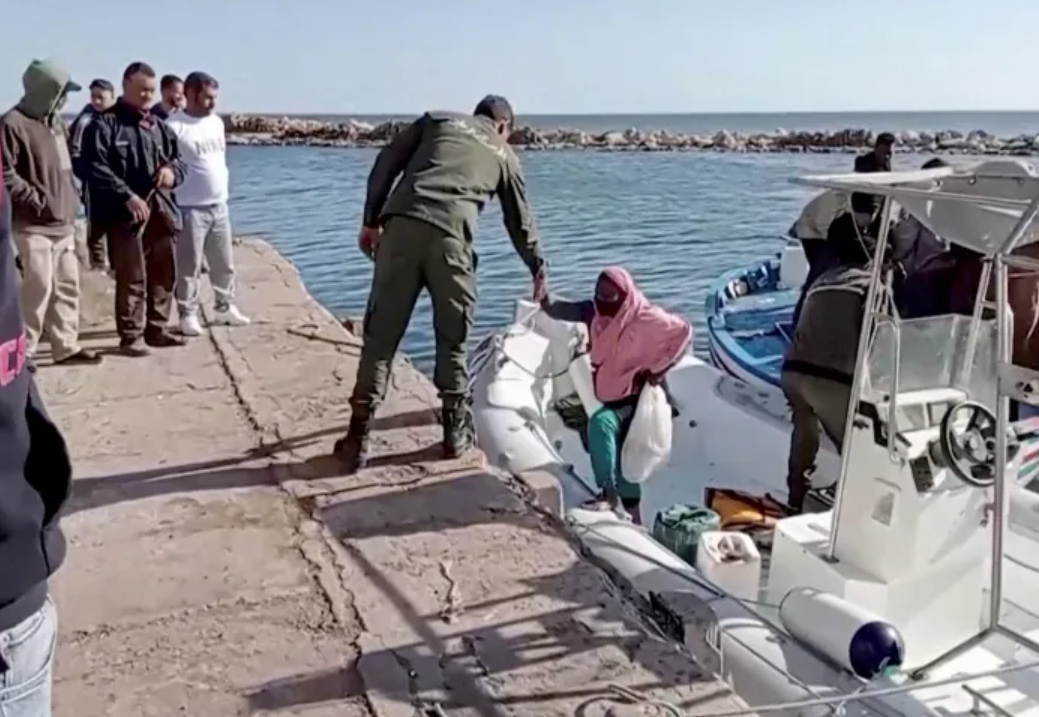 خفر السواحل يساعد مهاجرين صفاقس رويترز أرشيفية