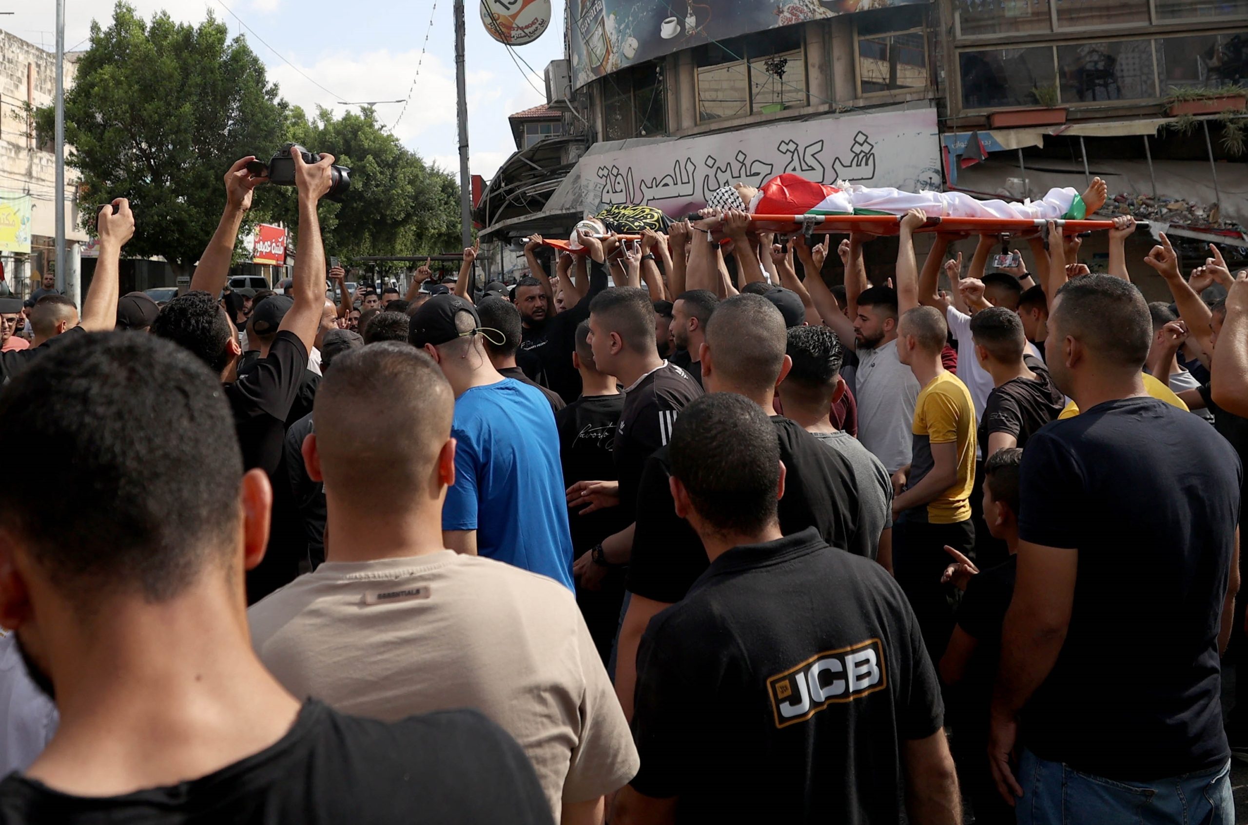 ماذا يعني خوض الأباتشي لقتال بالضفة لأول مرة منذ 2002؟ إليك تفاصيل المأزق الذي سببته جنين لإسرائيل