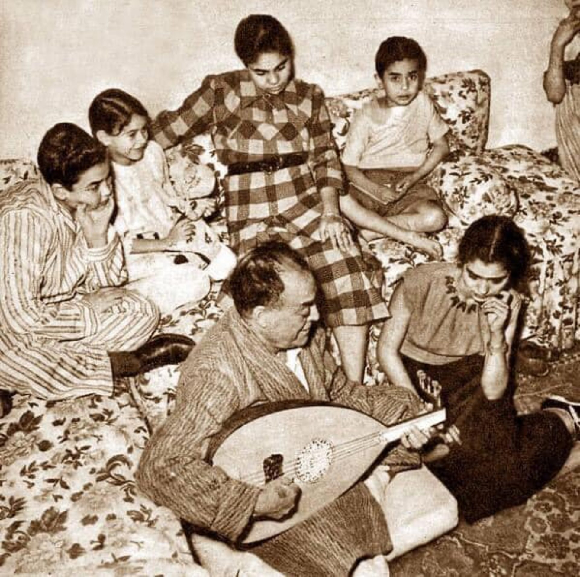 زكريا أحمد وسط زوجته وأولاده/ مواقع التواصل