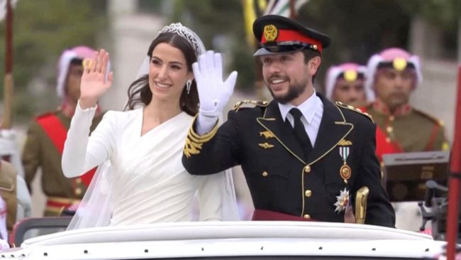 ما هي العبارة العربية التي زيّنت تاجها؟ تفاصيل إطلالة الأميرة رجوة آل سيف في حفل زفافها الملكي