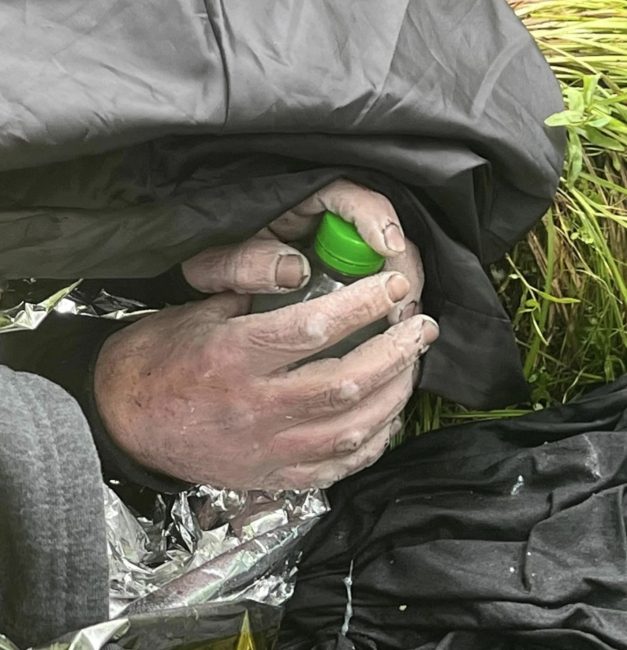 “أخبرنا بأنه حي ثم سقط مغشياً عليه”.. ناشط بولندي ينجح في إنقاذ لاجئ سوري واجه الموت وسط المستنقعات (فيديو)
