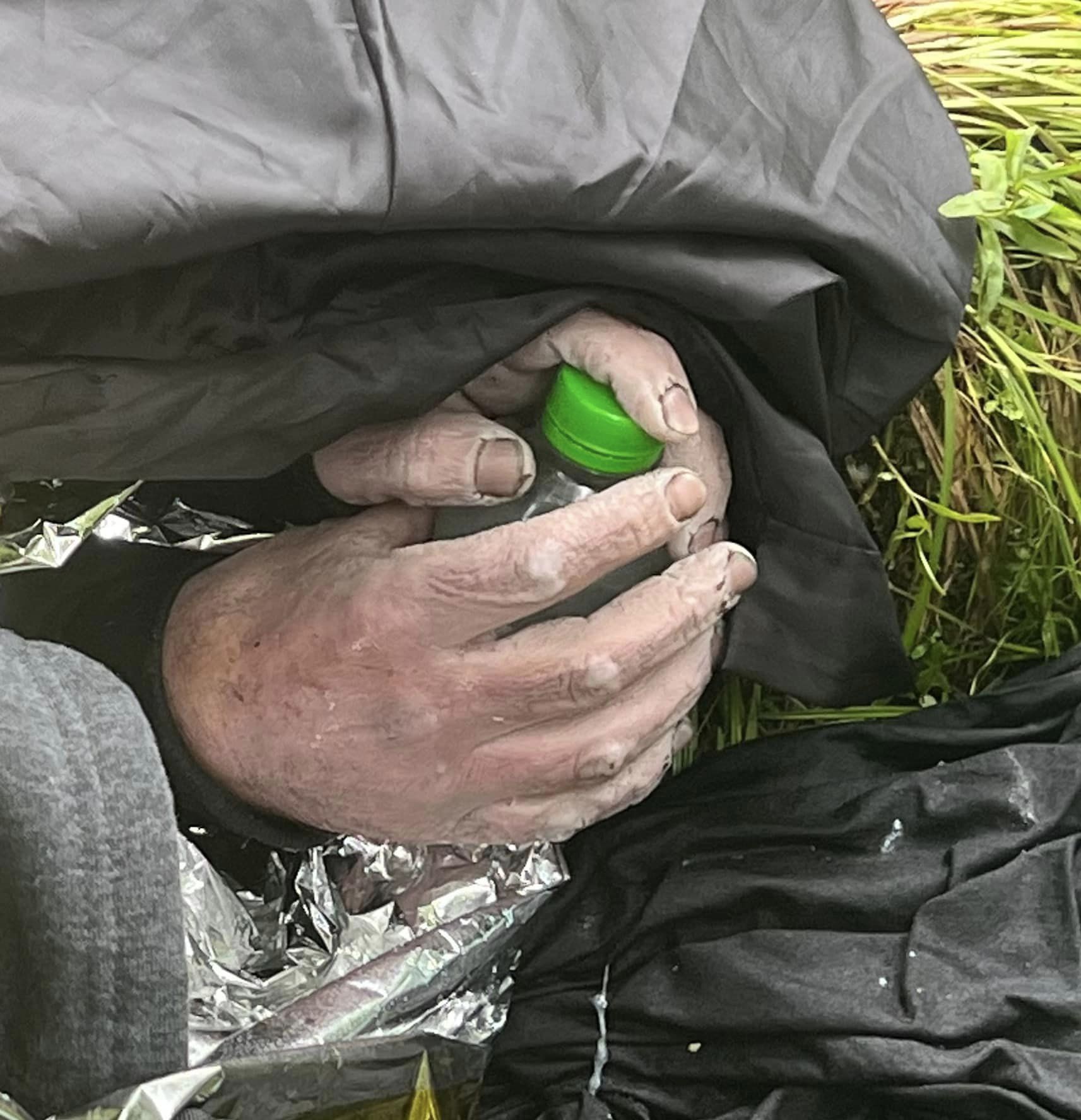 “أخبرنا بأنه حي ثم سقط مغشياً عليه”.. ناشط بولندي ينجح في إنقاذ لاجئ سوري واجه الموت وسط المستنقعات (فيديو)