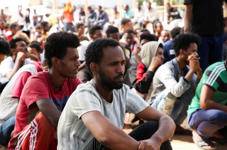 بينهم مئات المصريين.. ليبيا ترحِّل آلاف المهاجرين غير النظاميين عبر المنفذ الحدودي بين البلدين (فيديو)