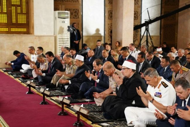 إمام ينسى “الفاتحة” أثناء صلاة عيد الأضحى بحضور السيسي.. لم ينبهه أحد رغم وجود شيخ الأزهر ووزير الأوقاف! (فيديو)