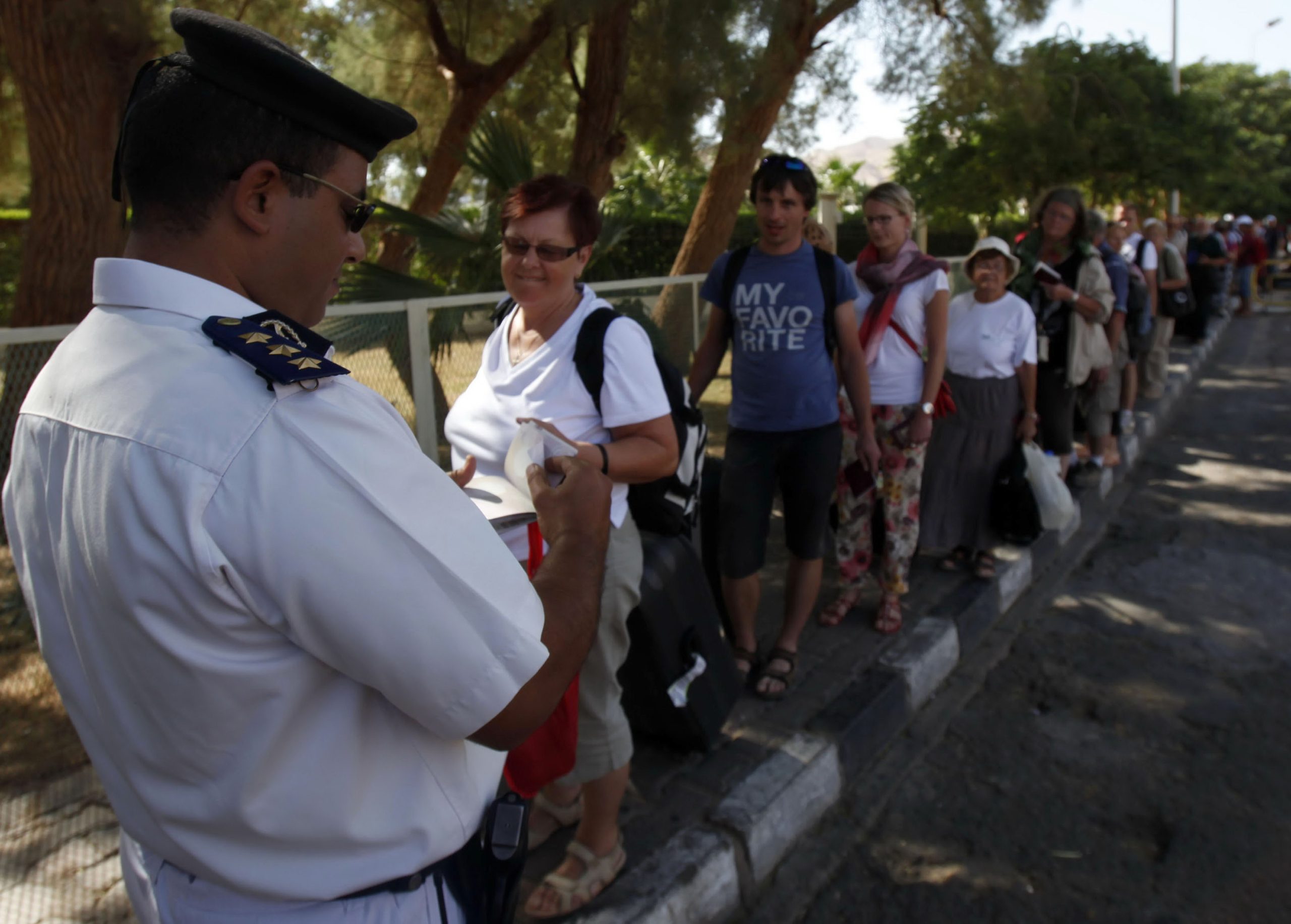 إسرائيل تدرس تجميد الرحلات إلى شرم الشيخ