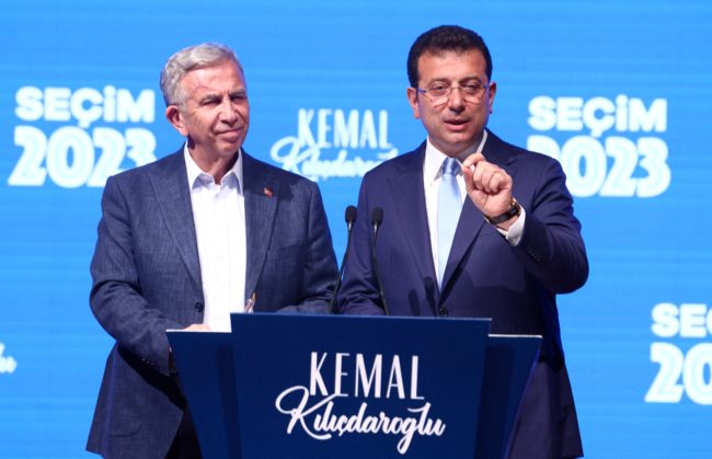 إمام أوغلو يلوّح بضرورة استقالة كليجدار أوغلو! دعا إلى “التغيير والمحاسبة” بعد خسارة حزبه في الانتخابات