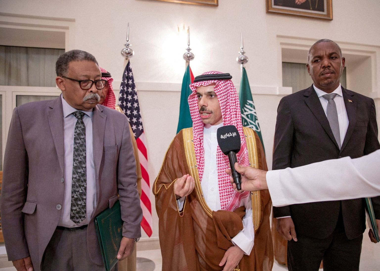 وزير الخارجية السعودي على هامش مباحثات جدة بشأن السودان
