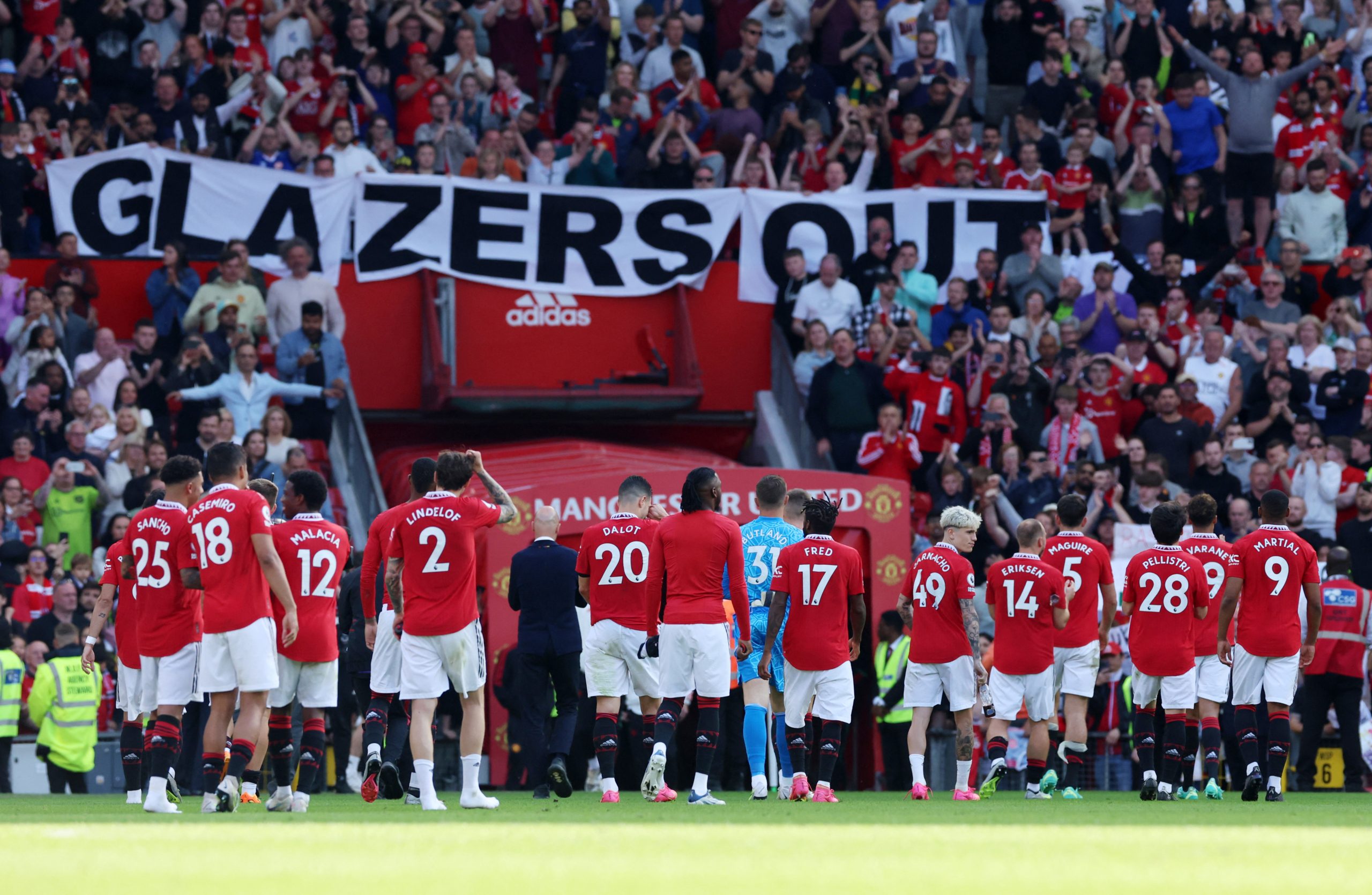 الشيخ جاسم قد يصبح مالك مانشستر يونايتد خلال ساعات (رويترز)