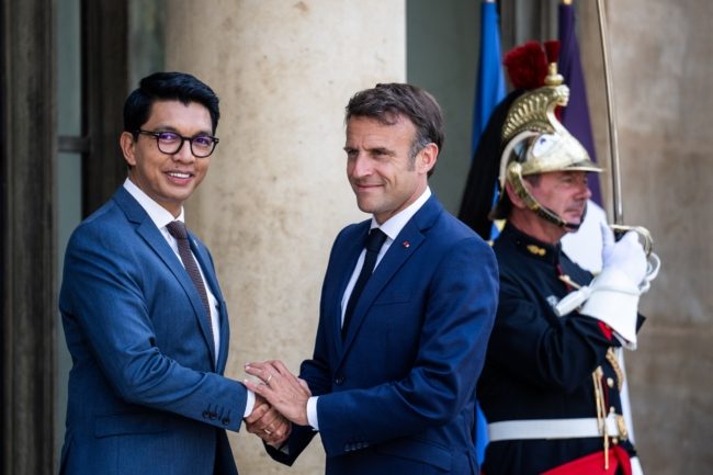 رئيس دولة إفريقية متهم بـ”الخيانة” لحصوله “سراً” على الجنسية الفرنسية.. معارضوه يطالبونه بالتنحي