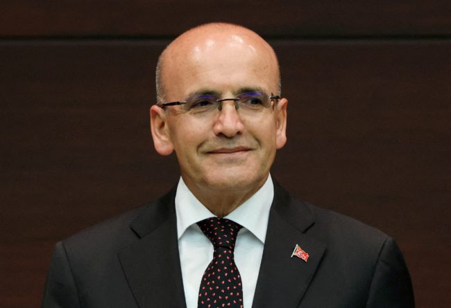 شيمشك يعد بتحقيق “استقرار مالي” على المدى القصير.. والليرة تواصل تراجعها إثر رفع سعر الفائدة