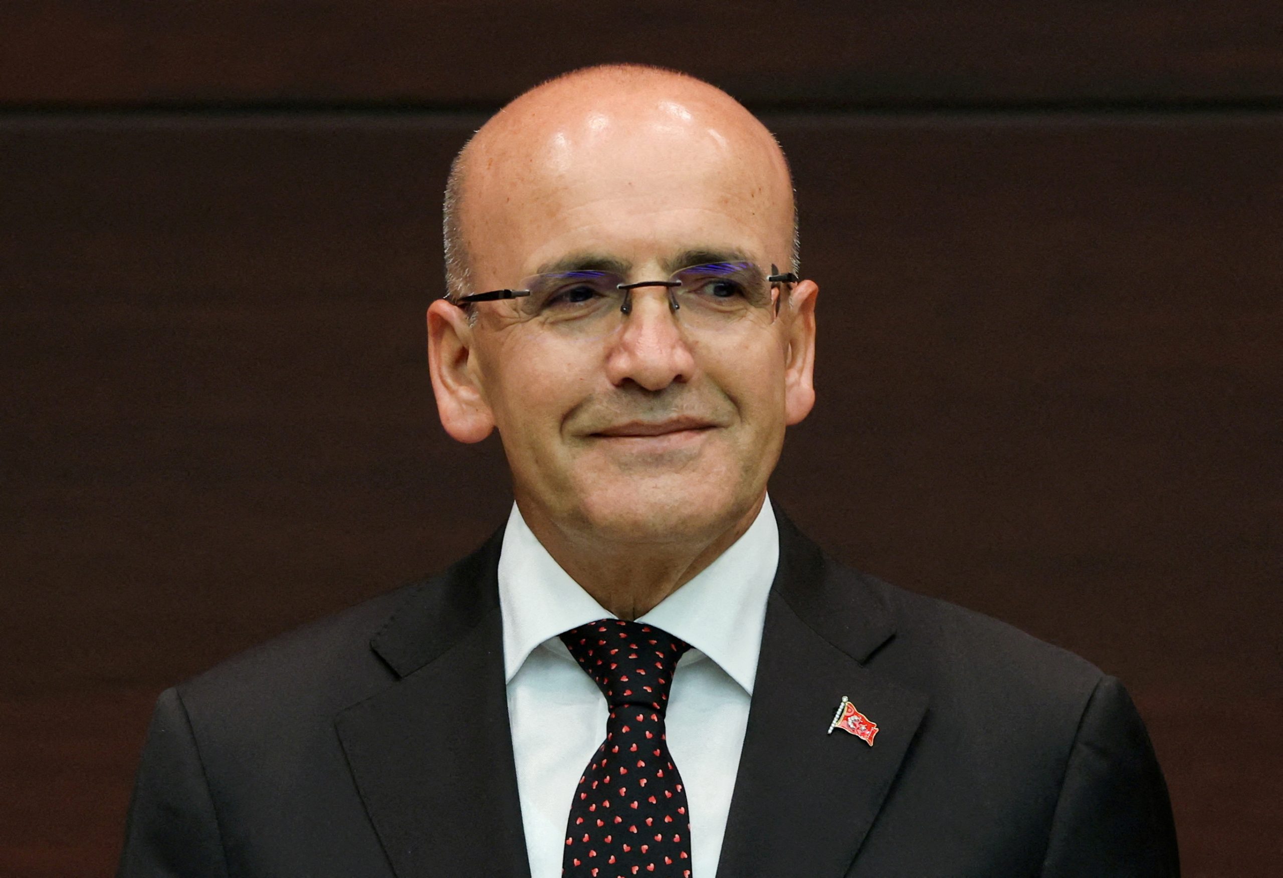 شيمشك يعد بتحقيق “استقرار مالي” على المدى القصير.. والليرة تواصل تراجعها إثر رفع سعر الفائدة