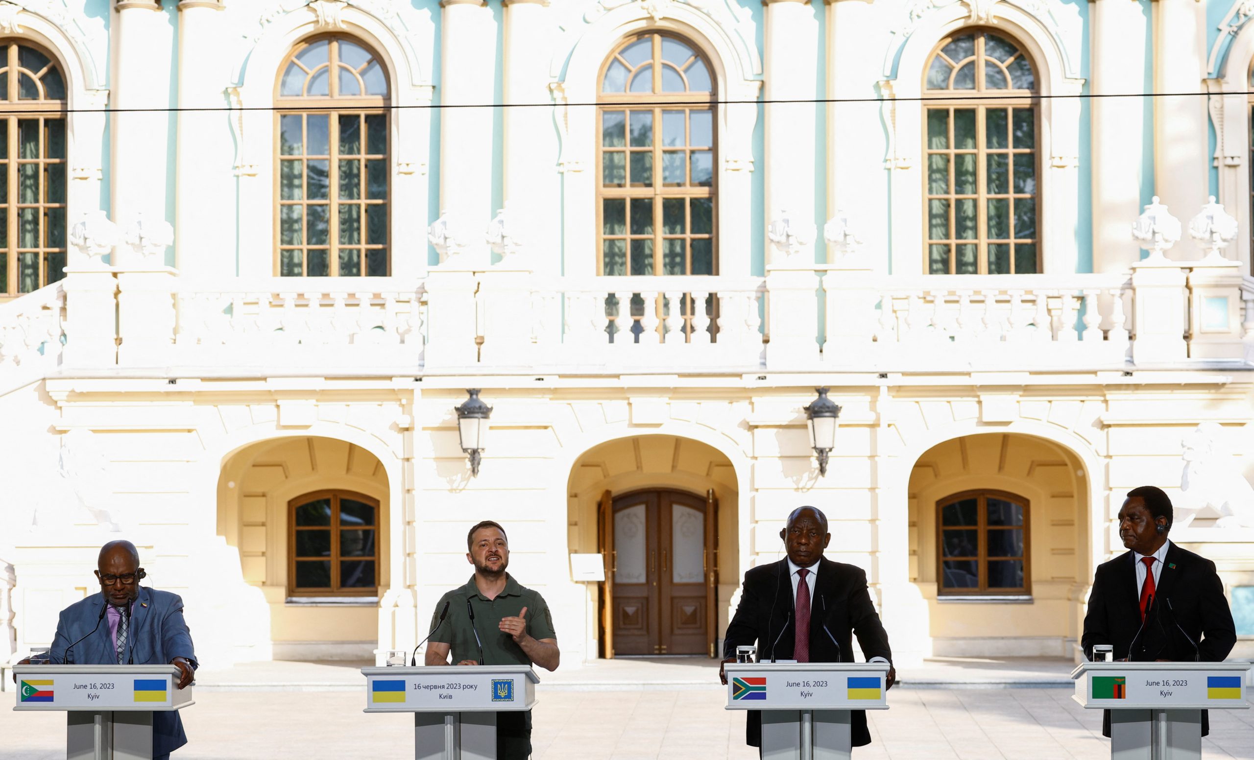 زيلينسكي يرفض أية مفاوضات مع روسيا قبل الانسحاب من الأراضي الأوكرانية.. دعا الزعماء الأفارقة للمشاركة بقمّة سلام عالمية