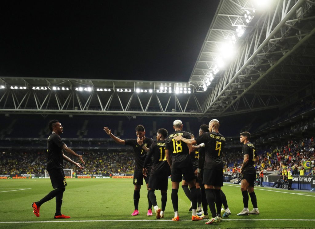 عنصرية في مباراة البرازيل وغينيا (رويترز)