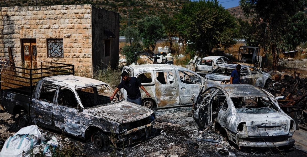أحرقت مجموعات التلال في قرية ترمسعيا منازل الفلسطينيين وسياراتهم - رويترز