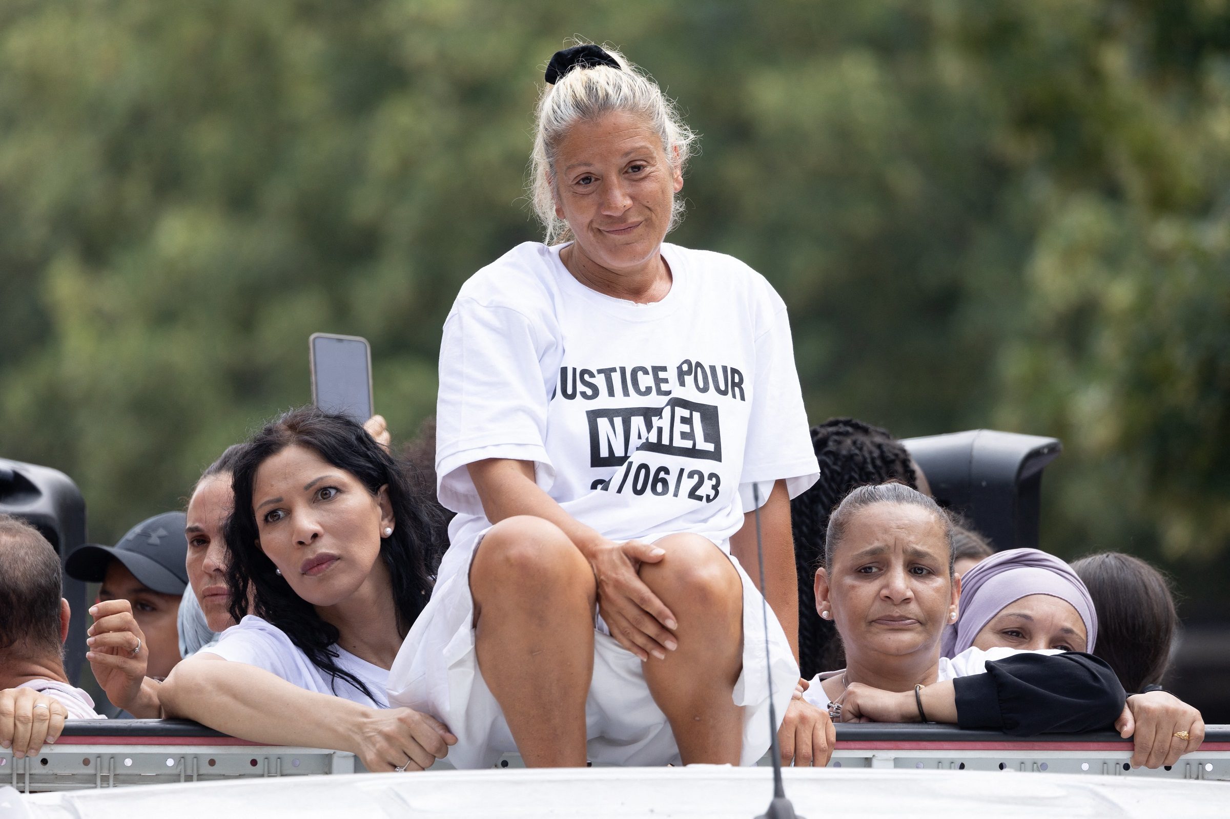 والدة الفتى نائل فرنسا