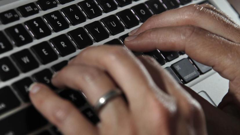تضمنت عملية التصيد الاحتيالي رسائل بريد إلكتروني كاذبة من الشرطة أو القضاة تهدد الضحايا