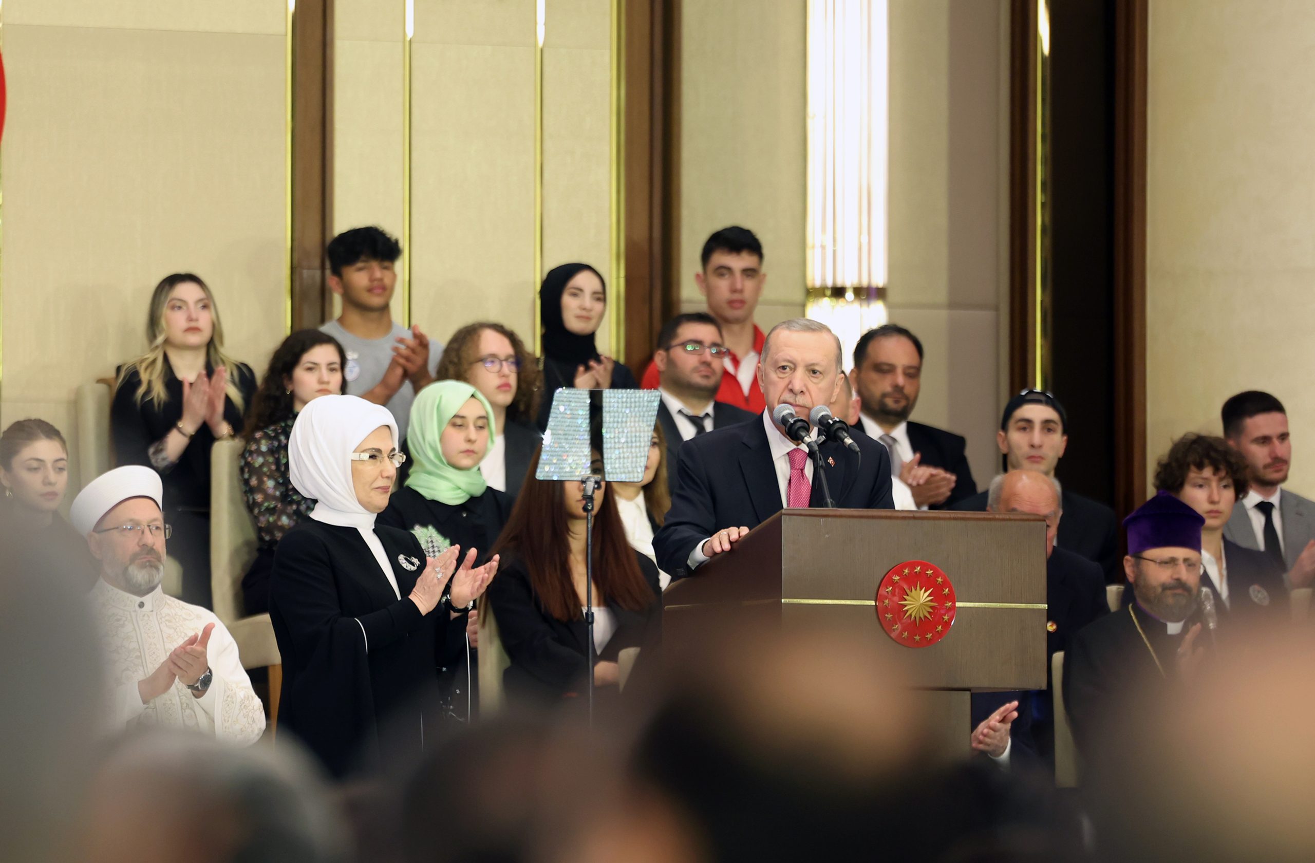 اختتام مراسم الاحتفال بالدعاء.. أردوغان يحيي قادة الدول المشاركين بحفل التنصيب وترحيب خاص برئيس فنزويلا (فيديو)