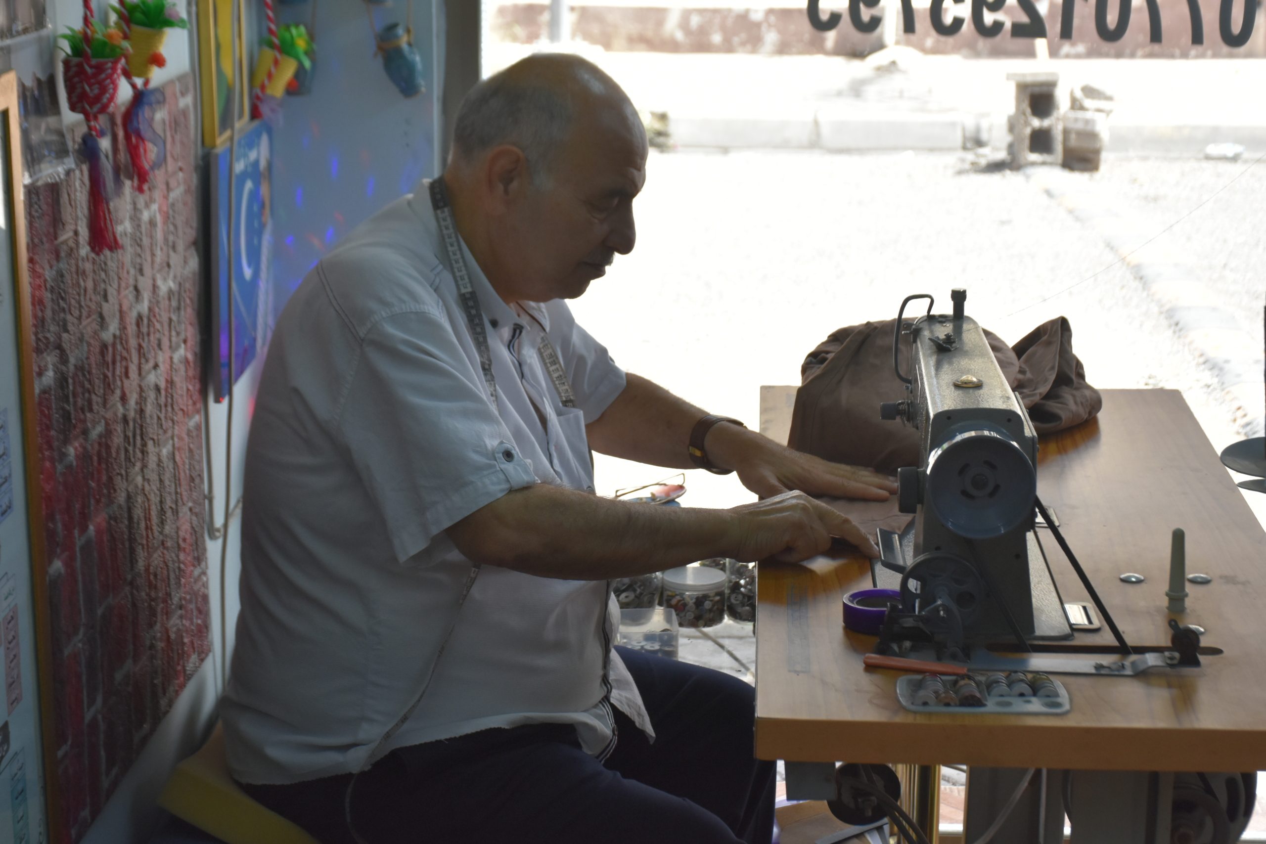 يخيط ثيابك بالمجان إذا كنت تحمل اسم “محمد”! خياط عراقي يعبّر عن حبه للنبي على طريقته الخاصة (صور)