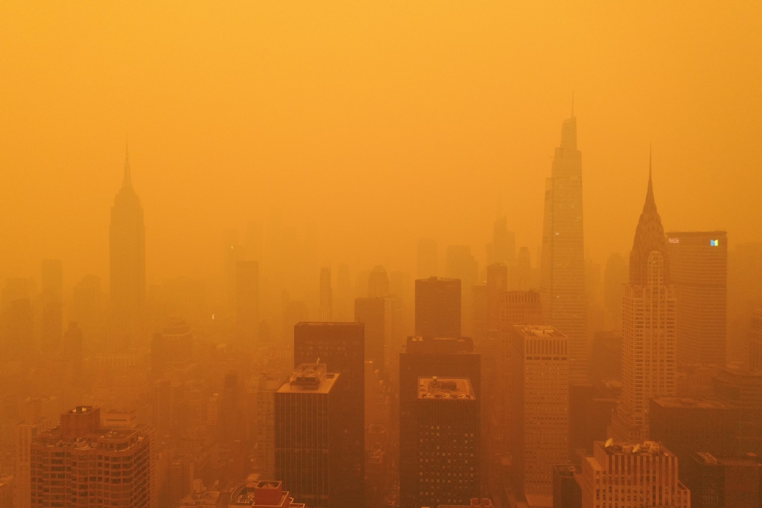 “قد يتسبب بوفاة البعض”! علماء يصفون التلوث الجوي في نيويورك بأنه “الأسوأ” في التاريخ الحديث