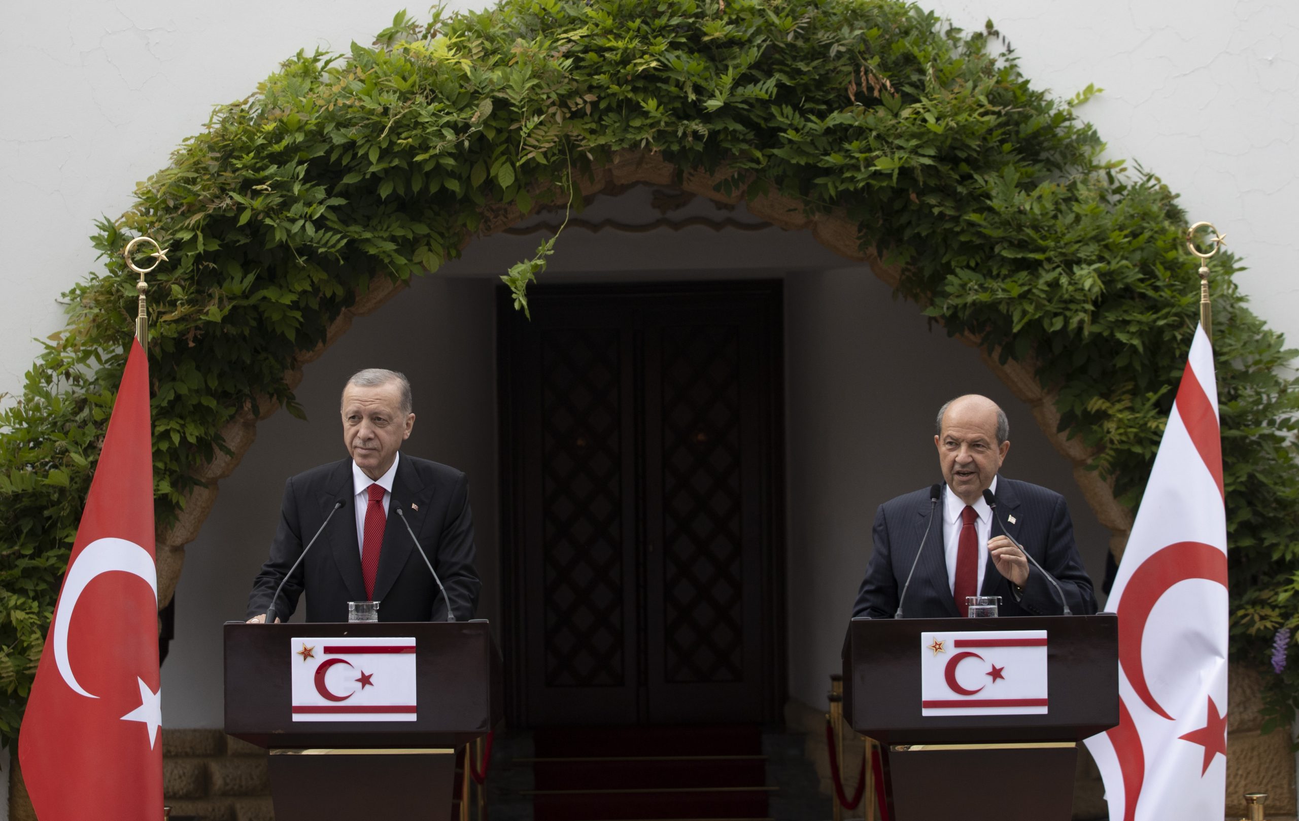 أردوغان مع رئيس جمهورية شمال قبرص التركية / الأناضول