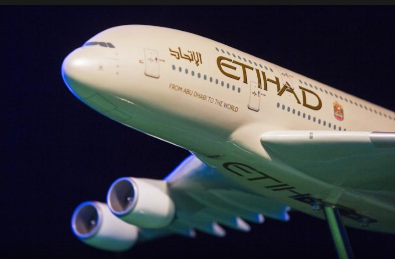 مسافرة بريطانية تتعرض لـ”مضايقة” من متعاقد مع طيران إماراتي.. استخدم بيانات الشركة لمراسلتها