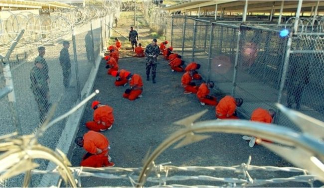 أول محققة خاصة تدخل غوانتانامو تنقل مشاهد مروعة من داخل المعتقل.. هذا ما طلبه السجناء منها