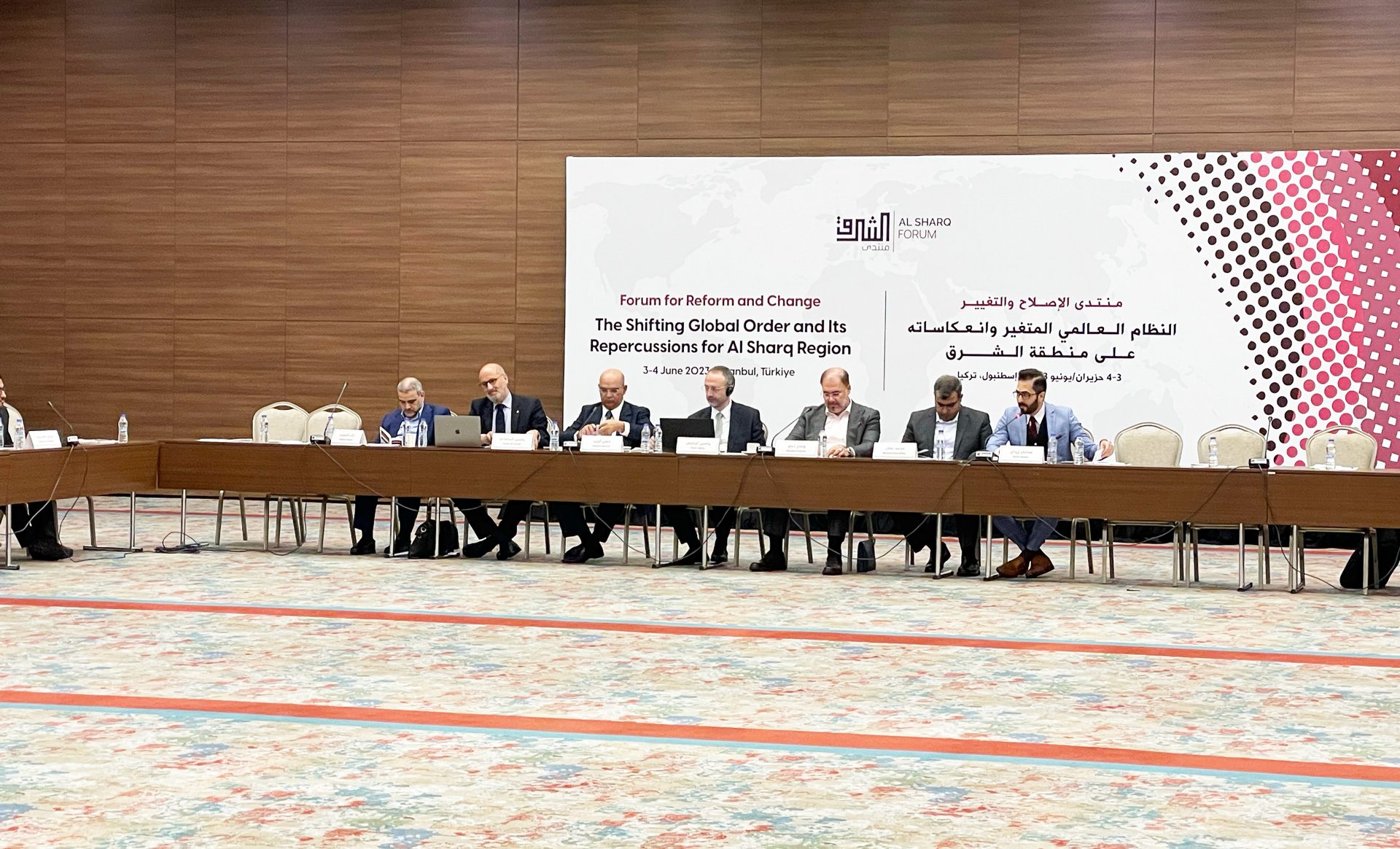 منتدى الشرق يتناول النظام العالمي في مؤتمر استضاف العديد من النخب العربية - عربي بوست