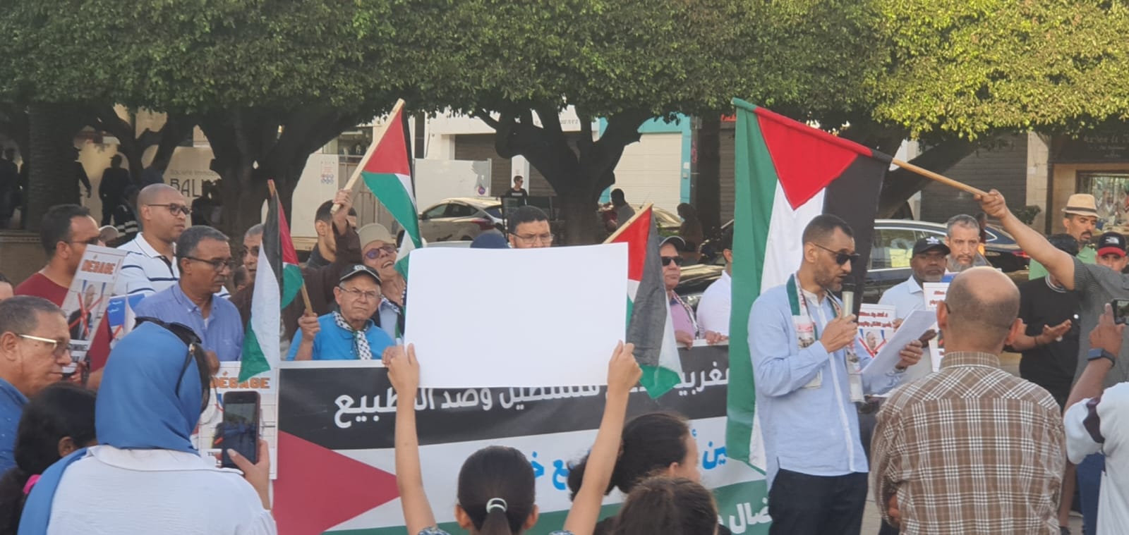 “أوحانا يطلع برا”.. عشرات المغاربة يتظاهرون ضد زيارة رئيس الكنيست الإسرائيلي إلى الرباط