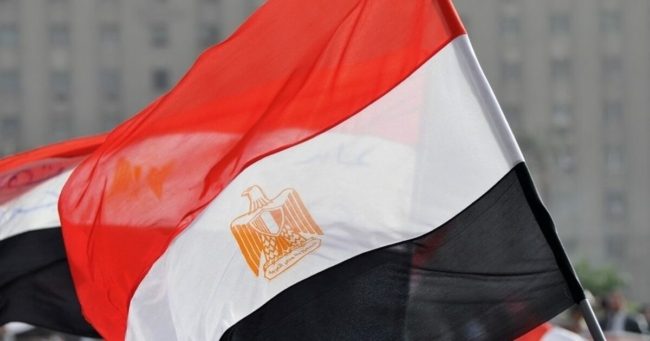 أنقذوه ثم انهالوا عليه بالضرب! فيديو لمنع شاب مصري من الانتحار فوق مئذنة مسجد يثير تفاعلاً