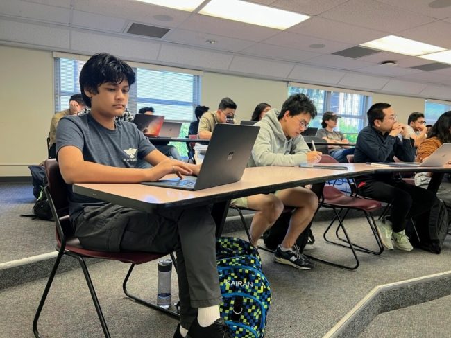 طفل في الـ 14 يستعد للعمل في شركة إيلون ماسك للفضاء.. قصة أصغر خريج من إحدى جامعات كاليفورنيا