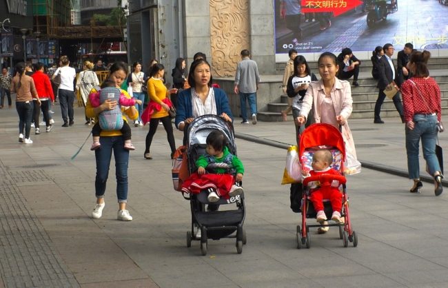 7 آلاف دولار لكل طفل جديد.. أكبر وكالة سفر صينية تدفع لموظفيها لتشجيعهم على الإنجاب