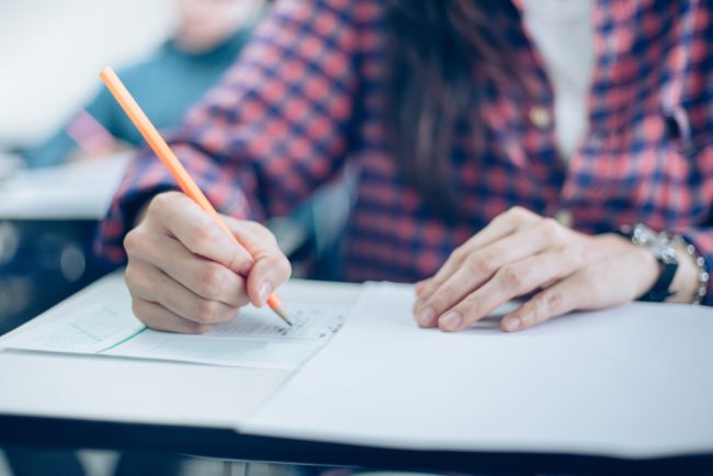 هل تسبب فرض تدريس المواد العلمية باللغة الفرنسية في تراجع نسب النجاح بشهادة البكالوريا بالمغرب؟