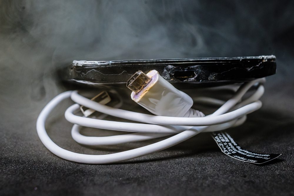 شحن الهاتف بكابل تالف قد يسبب الحرائق - ShutterStock