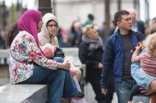 كيف يستفيد مهاجر غير نظامي من قانون الهجرة الجديد في فرنسا؟ باريس تُعلن تشبثها ببعض المهن لكن بشروط