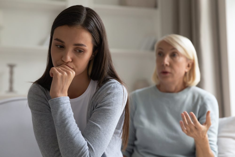 قد تستمر مشاكل هذا النمط التربوي السلبي لمراحل عمرية متقدمة - ShutterStock