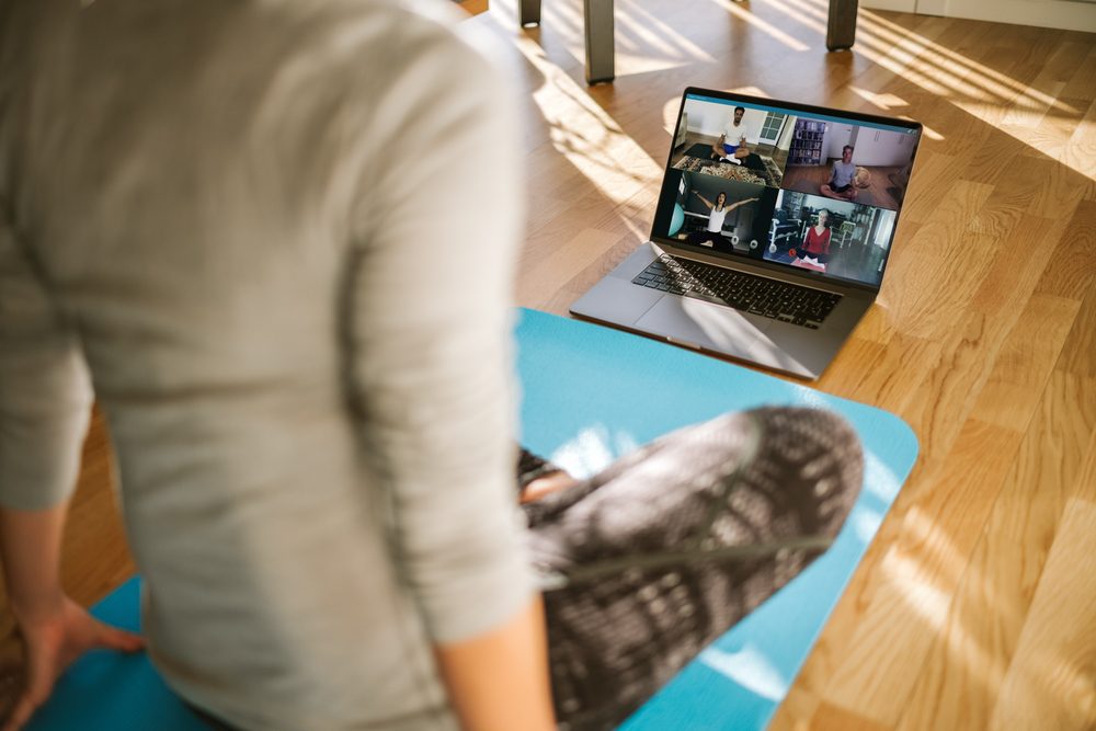 اتضح أن مشاهدة مقاطع الرياضة يمكن أن يحقق بعض الجهد البدني - Shutterstock