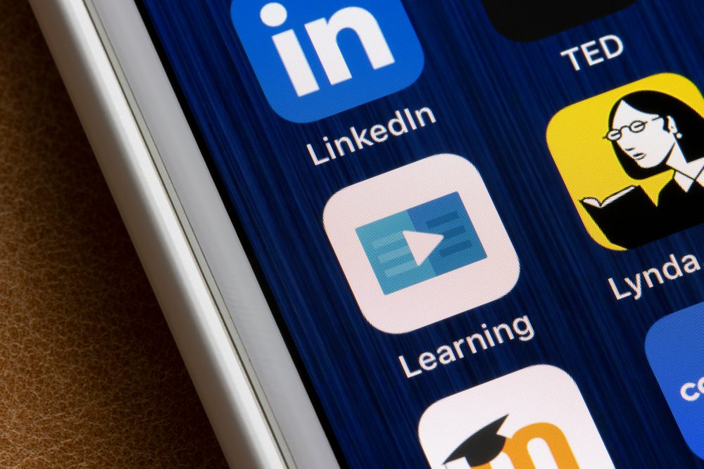 هناك أكثر من 16 ألف دورة تدريبية على منصة لينكدان ليرننج/ Shutterstock