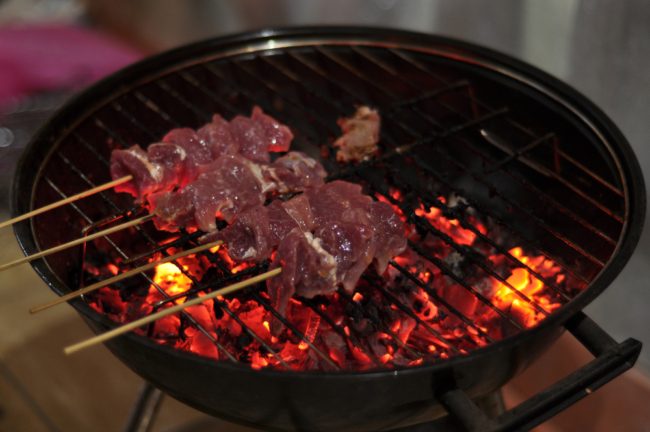 تعرّضه للحرارة العالية قد يسبب السرطان! طرق صحية لشوي اللحم في عيد الأضحى