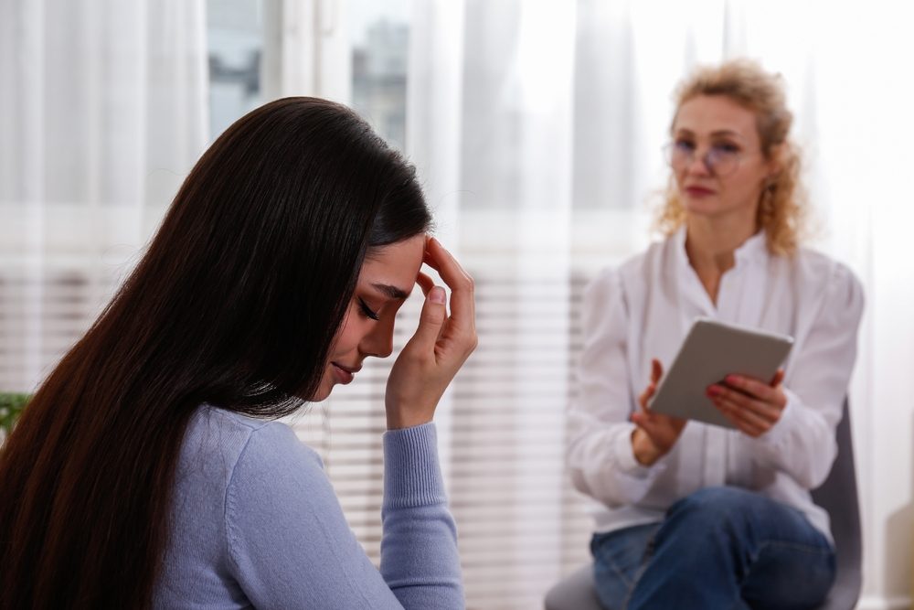 يمكن الاستعانة دوماً بالطبيب النفسي المتخصص لعلاج أسباب المشكلة - Shutterstock